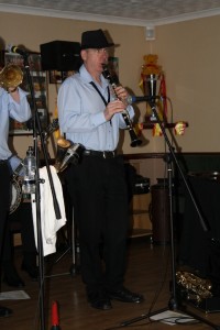 Tim Huskisson plays clarinet (Tony Pitt in background) with Barry Palser's Super Six at Farnborough Jazz Club on 27Feb2015. Photo by Mike Witt. 27Feb2015