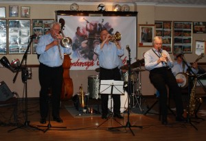 Barry Palser's Super Six at Farnborough Jazz Club, with Barry (trombone), John Crocker (reeds), Pete Rudeforth (trumpet), Tony Pitt (banjo), Andy Laurence (double bass) and John Tyson (drums) on 11sep2015. Photo by Mike Witt.
