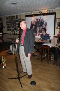 ‘Brown Ale Pete’ (Peter Marr) sings with the Martyn Brothers at Farnborough Jazz Club on 15th January 2016. (Ian Beetlestone on piano). Photo by Mike Witt.