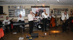 Bob Dwyer's Bix &Pieces at Farnborough Jazz Club. (LtoR) Dave Price (banj), Hugh Crozier (pno), Bob Dwyer (trb), Chris Welch (drms), Tony O'Sullivan (trp), John Bayne (dbass) & Bernie Holden (rds).  Photo by Mike Witt.